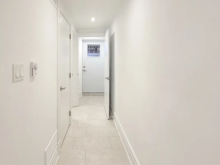18 Coxwell Ave #LOWER — Photo 14