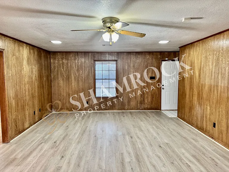 712 N Crooked Creek Rd — Photo 2