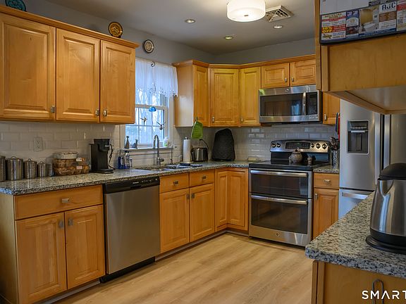 2nd image of 8B Kayview Avenue