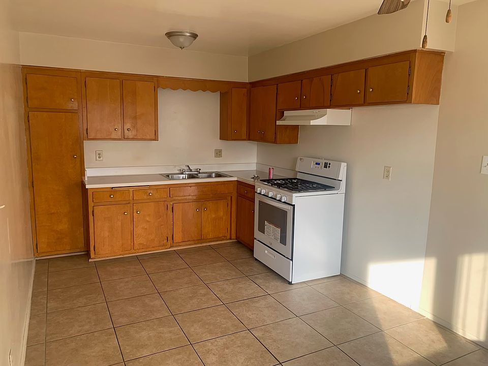 Well maintained kitchen with new stove range