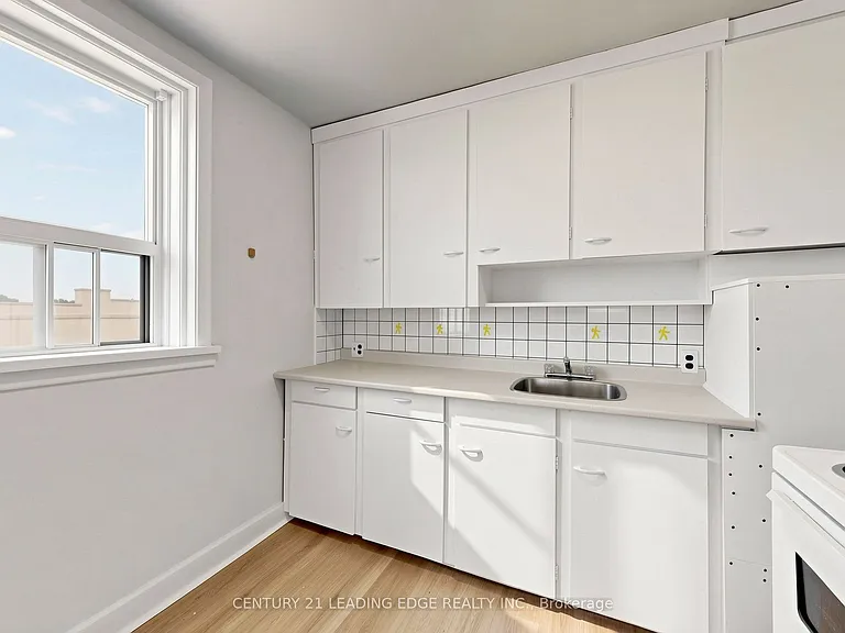 18 Brock St W #3 — Photo 15