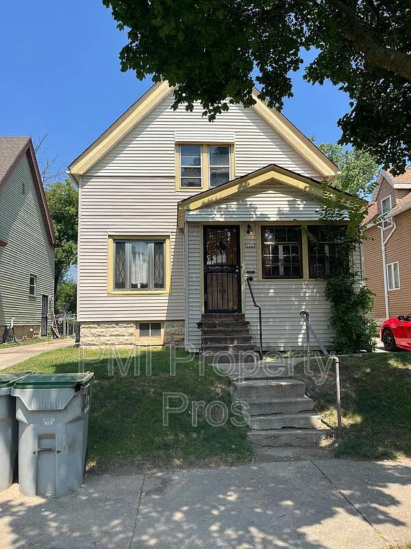 2 bed, 1.0 bath, $900 — Photo 1