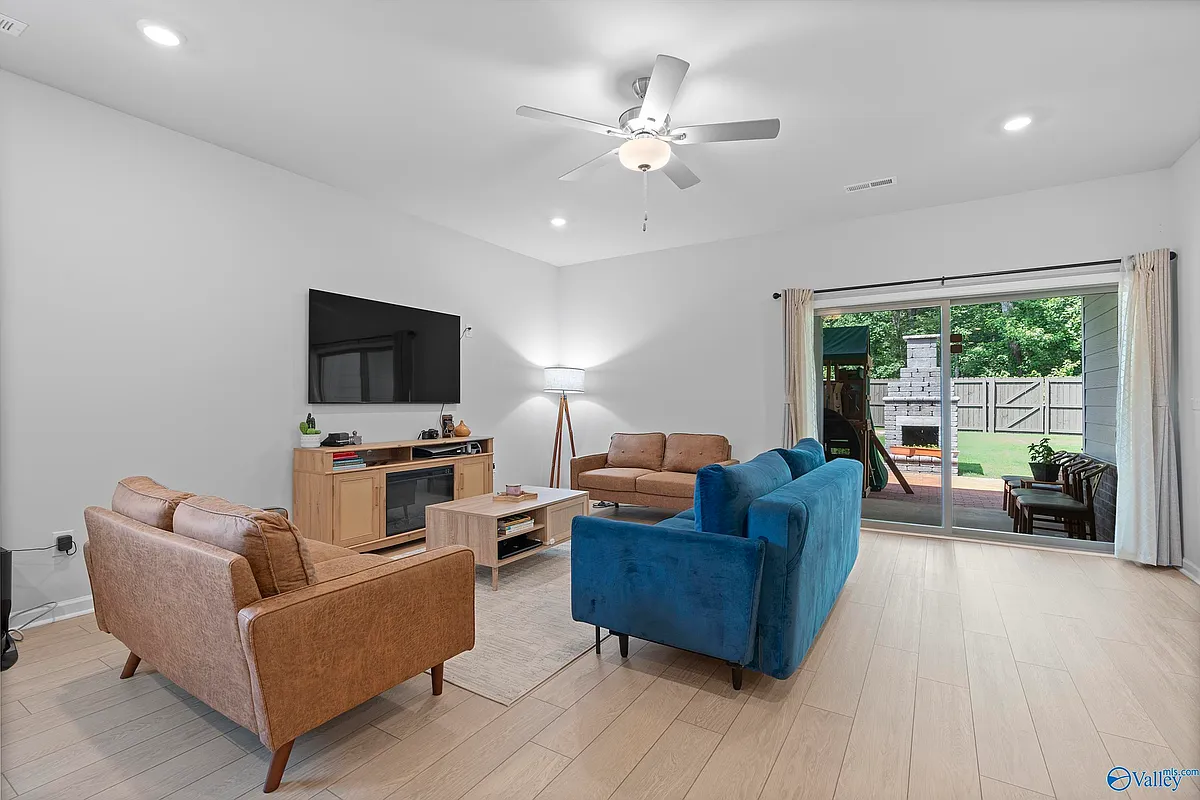 Building Photo - 14971 Greenleaf Dr