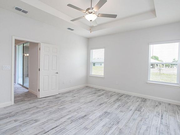 Your spacious owner s suite includes an elegant tray ceiling, spacious walk-in wardrobe, and a