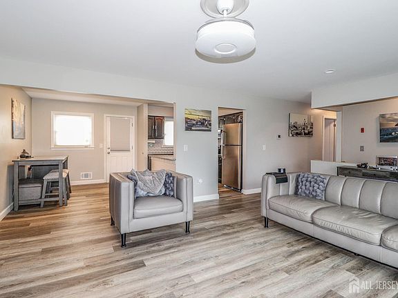 5th image of 31 Woodview Ave