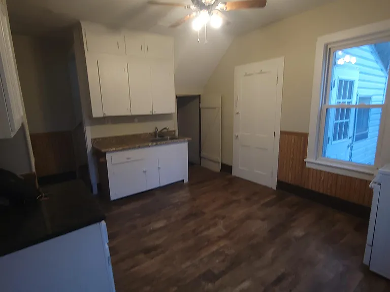 189 E Walnut St #1 — Photo 4