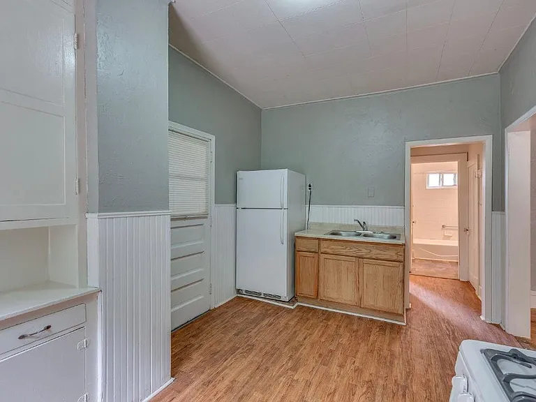 696 5th St E #1 — Photo 3
