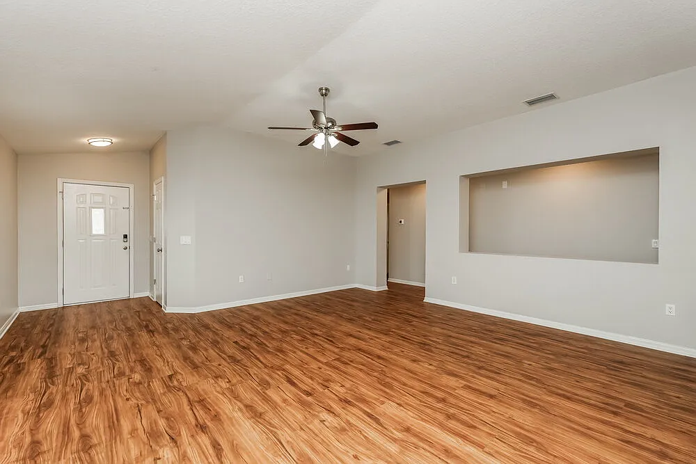3 bed, 2.0 bath, 1716 sqft, $2,030 — Photo 4