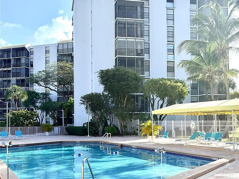 20500 W Country Club Dr #410 — Photo 30
