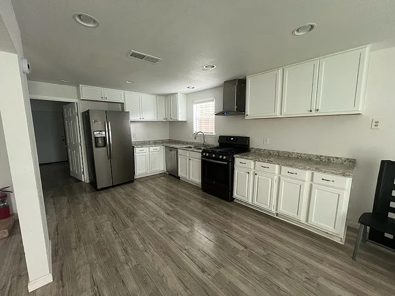 415 S 23rd St — Photo 3