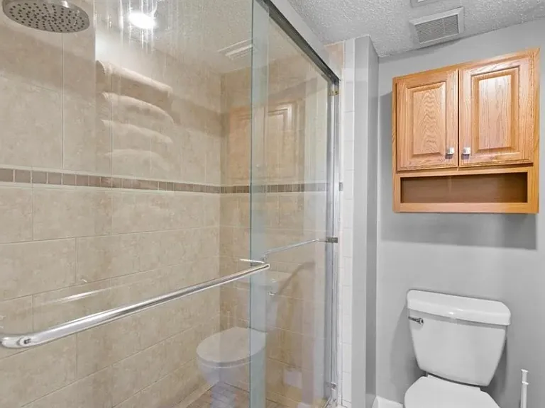 En suite bathroom in primary bedroom