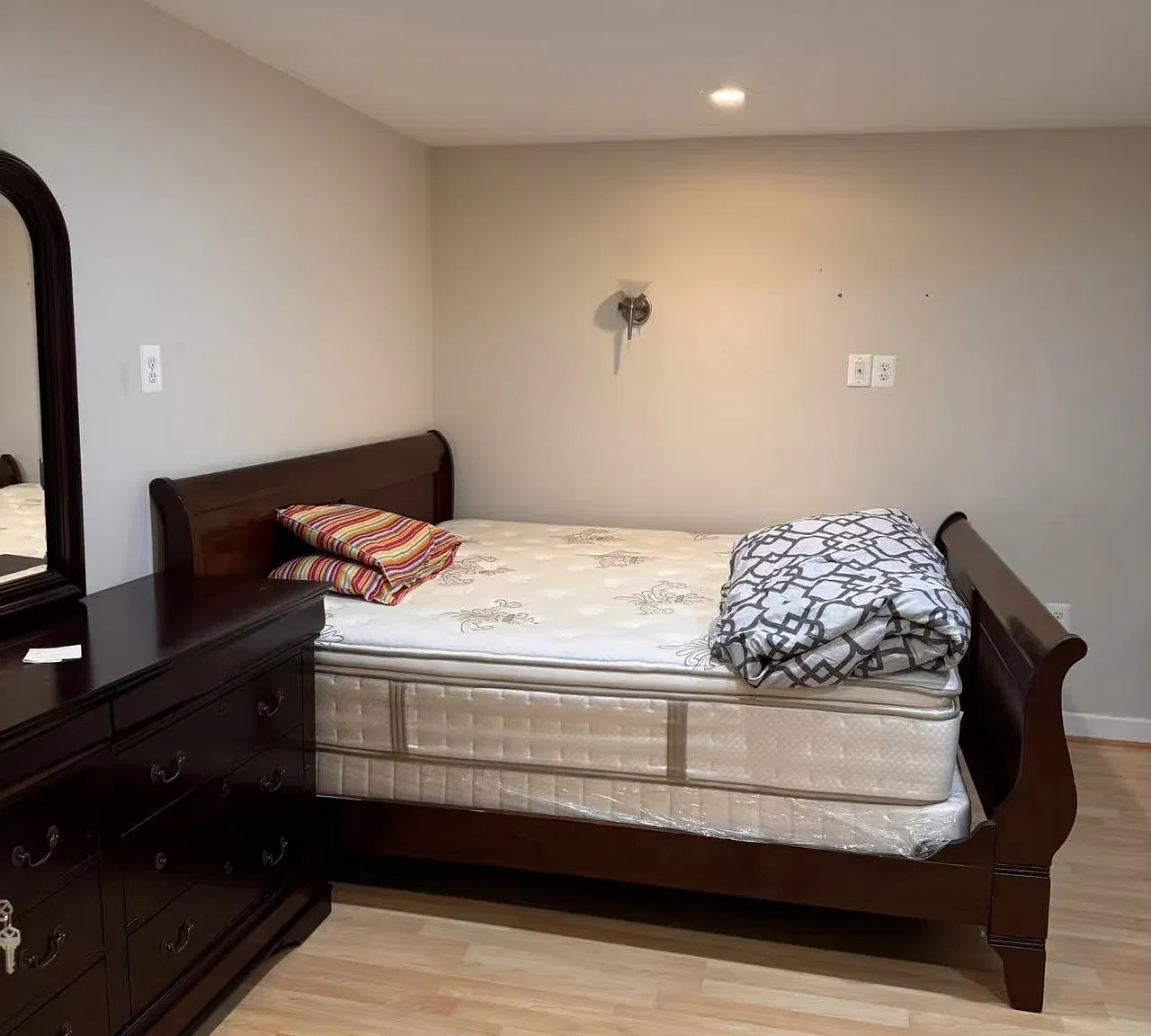 5 bed, 2.5 bath, 3819 sqft, $900 — Photo 1