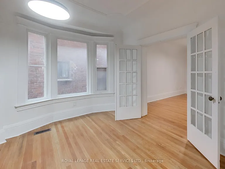 218 Montrose Ave — Photo 11