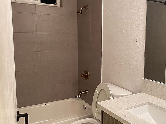 4th image of 14133 Calvert St #12