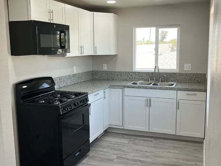 1855 D St #6 — Photo 3