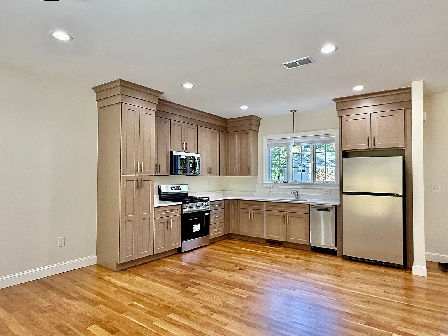 2 bed, 1.0 bath, 900 sqft, $3,000 — Photo 3
