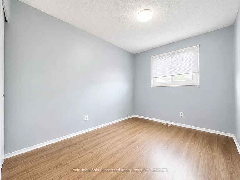 37 Mayfair Dr — Photo 8