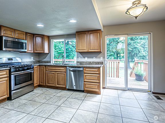 Slider access to the back deck on the golf course fairway.>