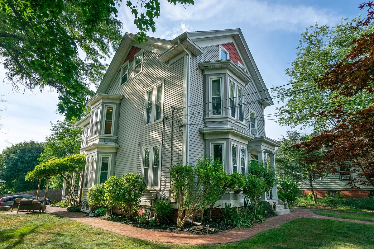 Building Photo - 590 River Ave #2