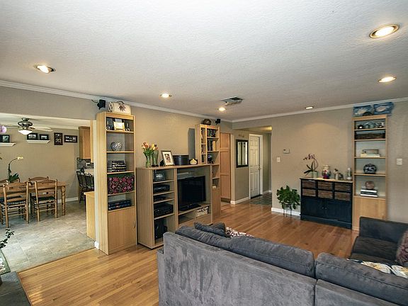 5th image of 684 Cree Dr