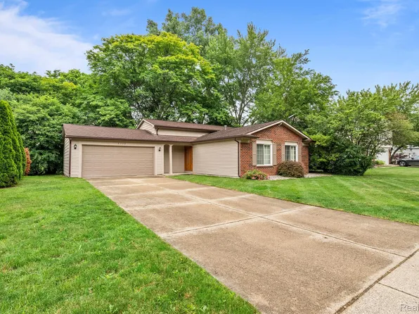 3730 Root Dr, Troy, MI 48083
