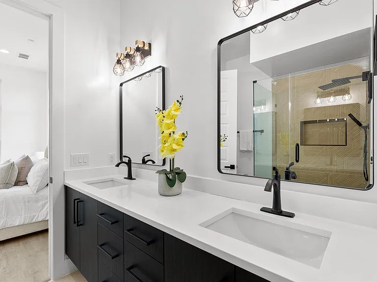723 W 10th St #101 — Photo 22