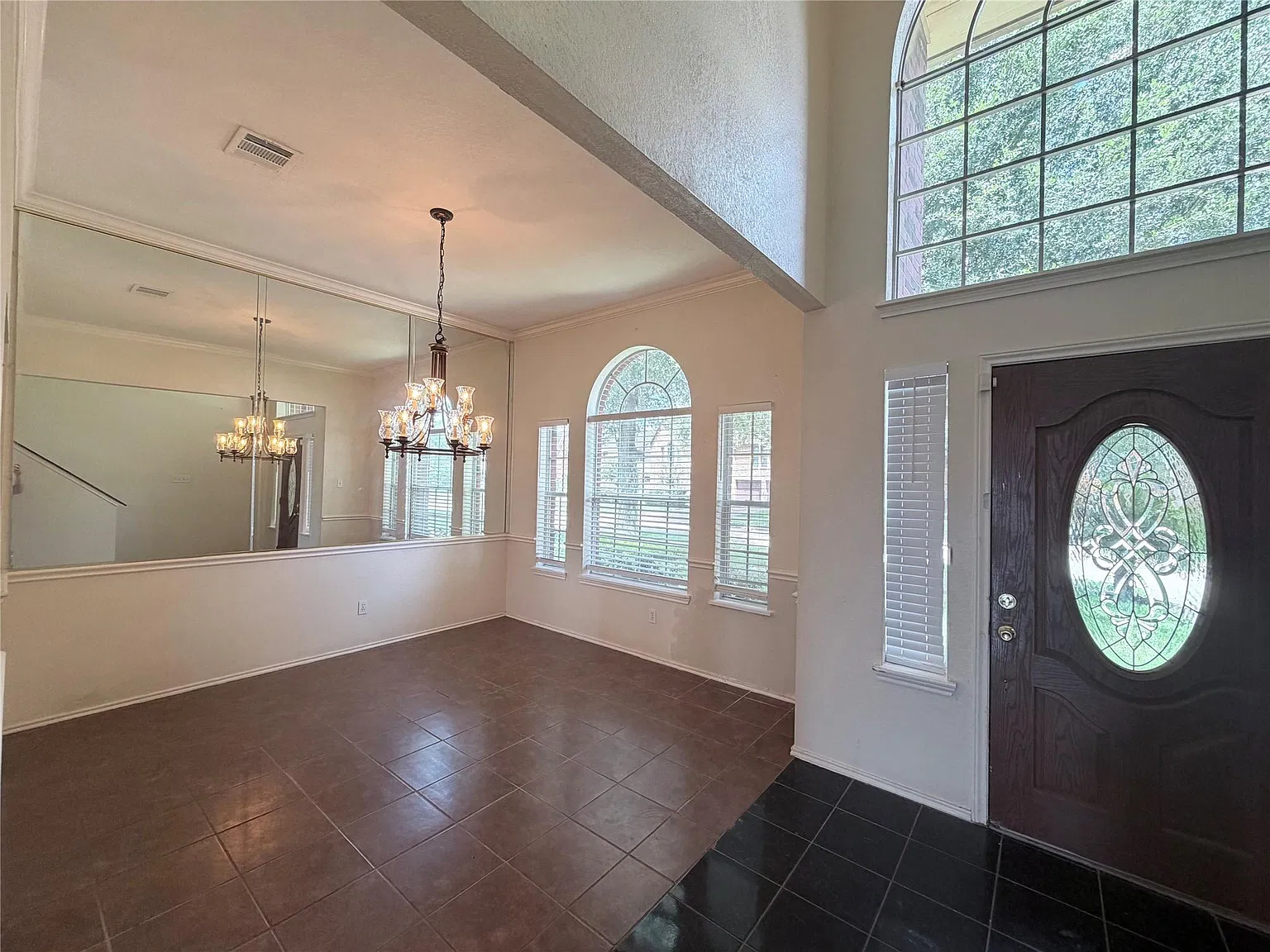 4 bed, 2.5 bath, 2475 sqft, $2,750 — Photo 2