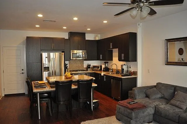 2 bed, 2.5 bath, 1306 sqft, $3,795 — Photo 3
