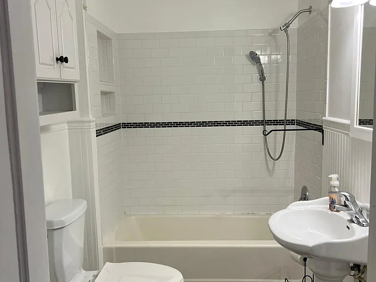 425 Sandy Springs Rd — Photo 4