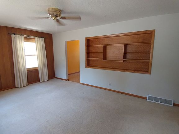 Spacious living room 