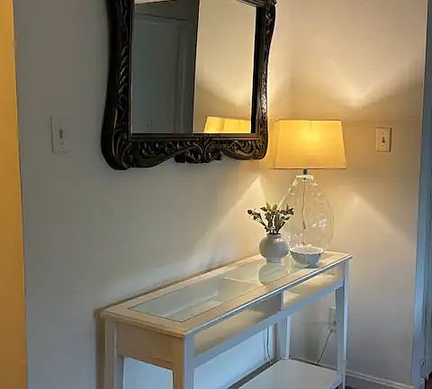 Entry table for your keys and mail.