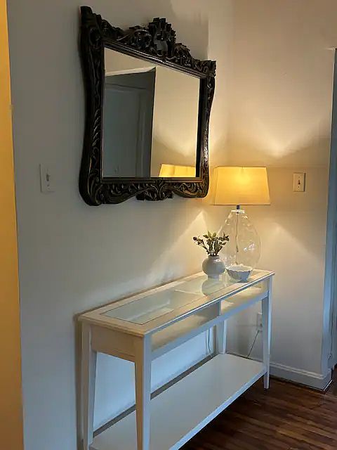 Entry table for your keys and mail.