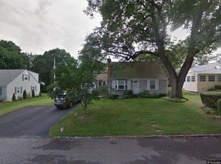 26 Chapel St, Warwick, RI 02886