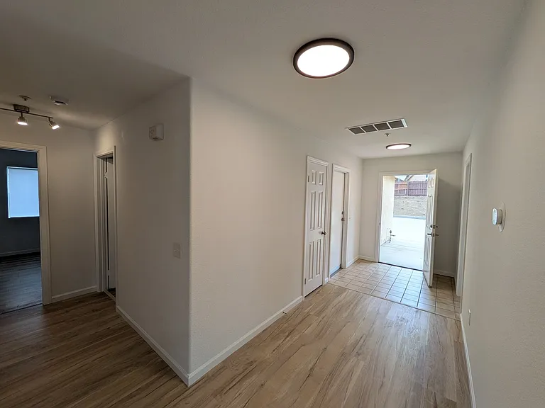 583 Hildale Cir — Photo 3