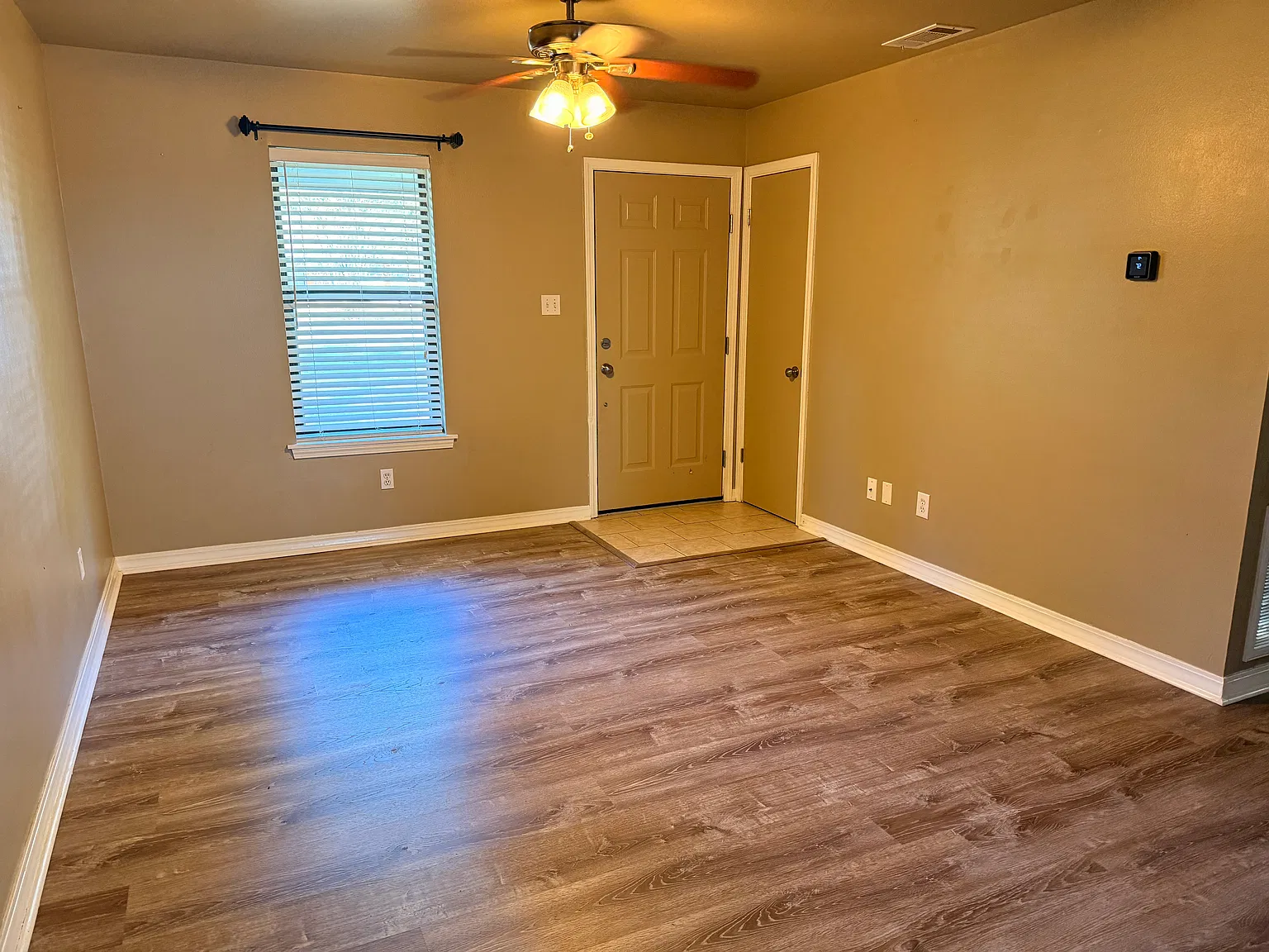 3 bed, 1100 sqft, $1,300 — Photo 3