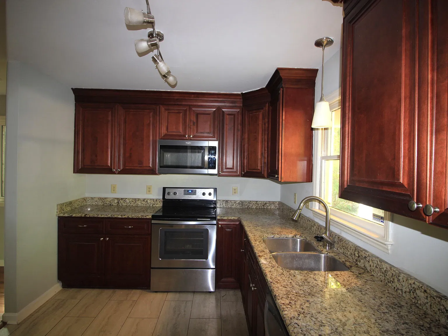 2 bed, 2.5 bath, 1122 sqft, $1,700 — Photo 3