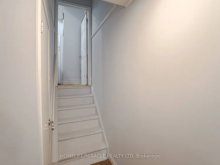 30 Hoskins Sq — Photo 25
