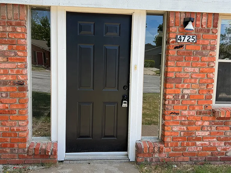 4725 S Fulton Ct — Photo 2
