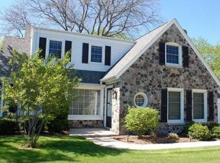 405 W Apple Tree Rd, Glendale, WI 53217