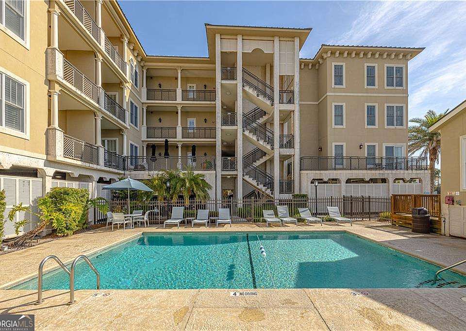 1st image of 1015 Beachview Dr #205