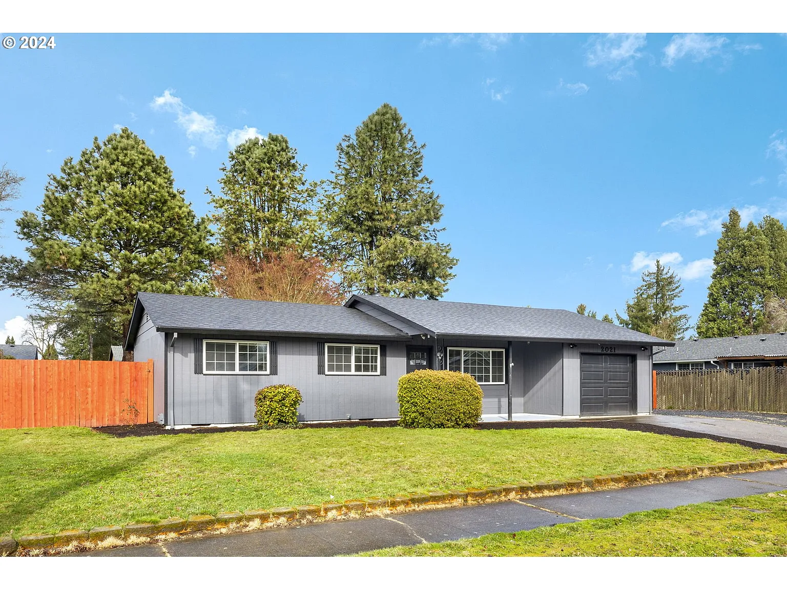 2021 NE Sunrise Ln photo 1