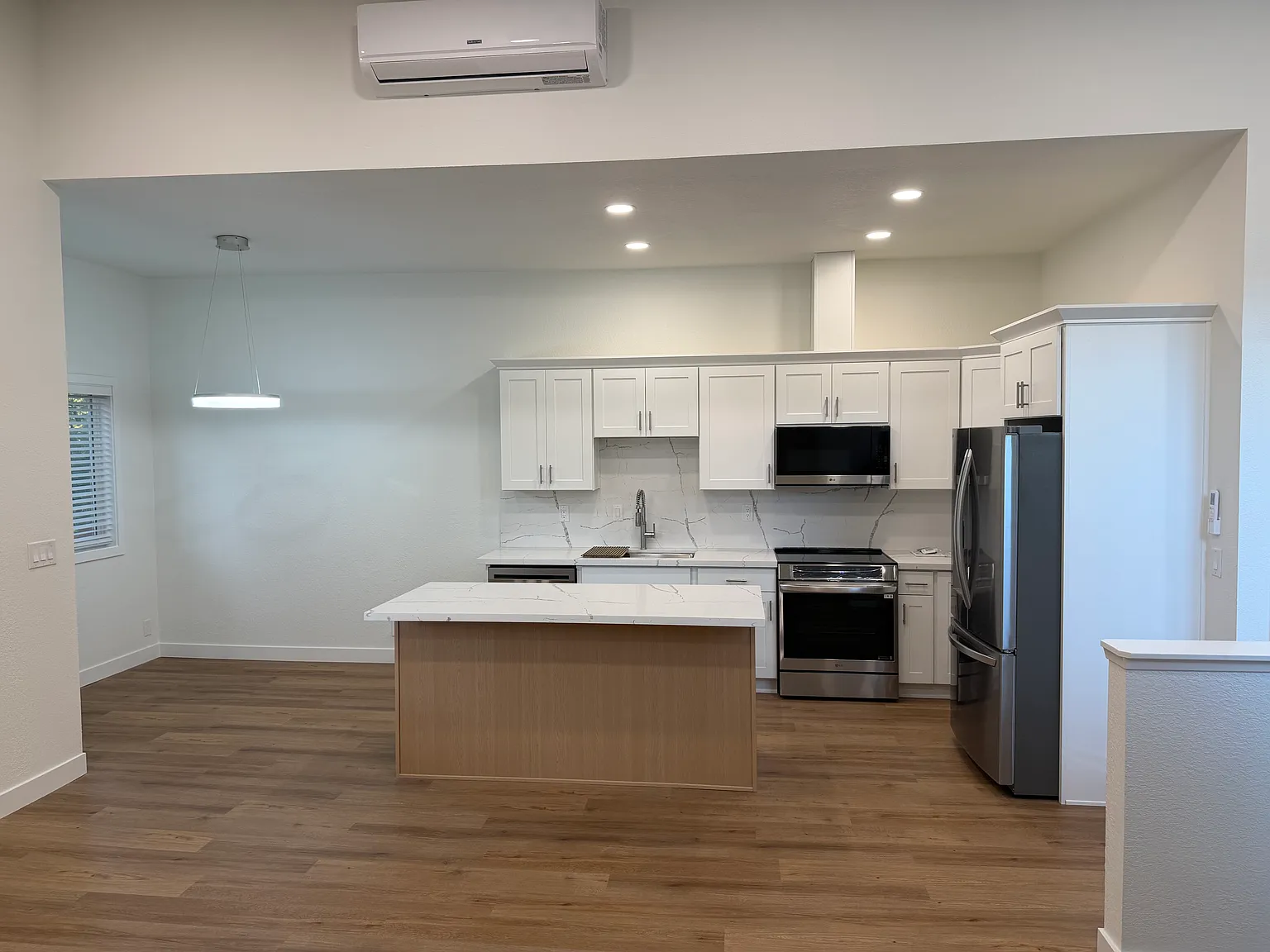 2 bed, 1040 sqft, $2,650 — Photo 3