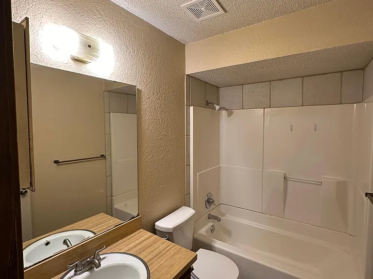210 NW North St #7 — Photo 7