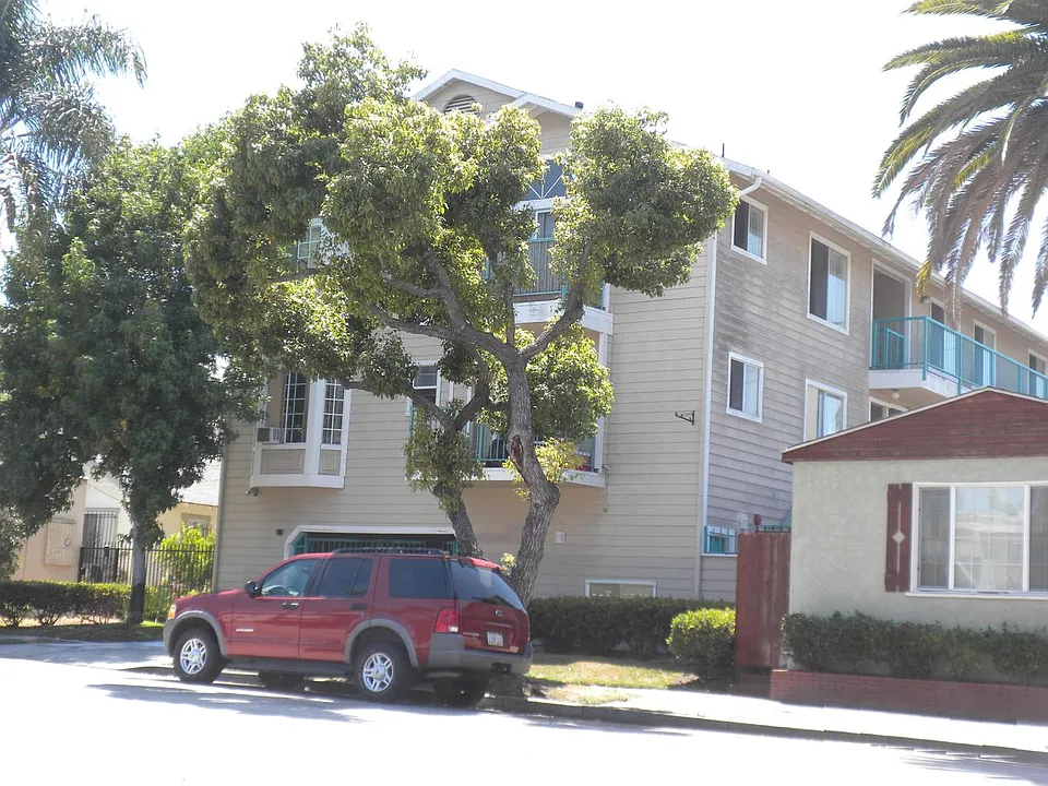 845 Redondo Ave