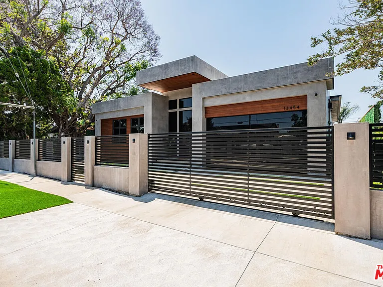 13454 Albers St — Photo 1