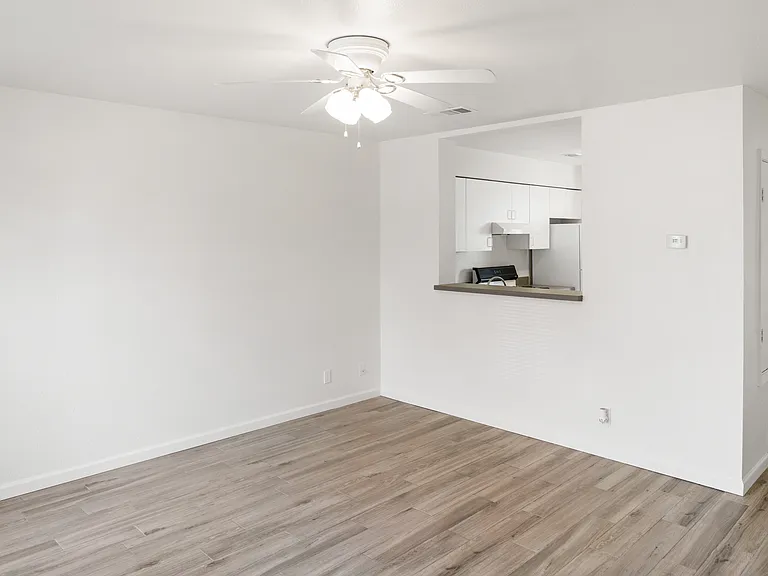 300 Veterans Dr #C — Photo 12