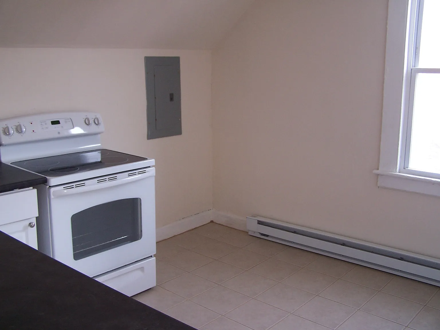 1 bed, 950 sqft, $1,350 — Photo 3
