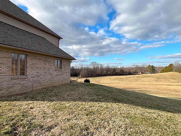 2nd image of 801 Oakwood Dr