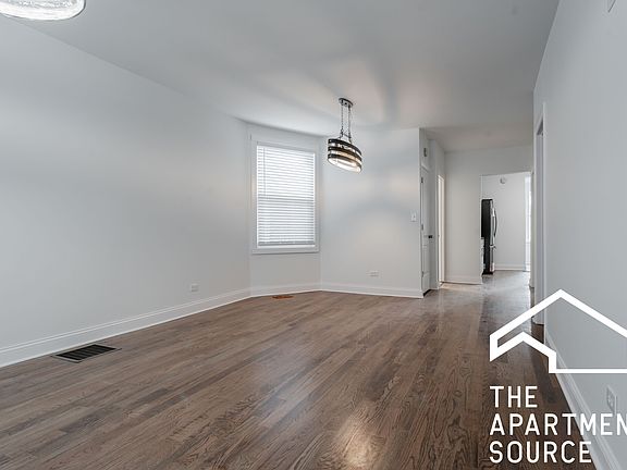 5th image of 2922 N Rockwell St #2
