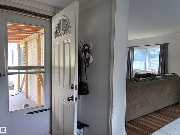 4th image of 15 Cliff Cres NW